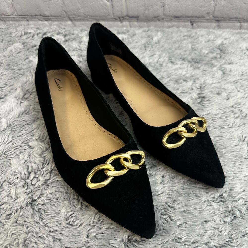 Clarks Women's Black Pointed Toe Gold Interlocking Chain Flats Women's Size 8.5